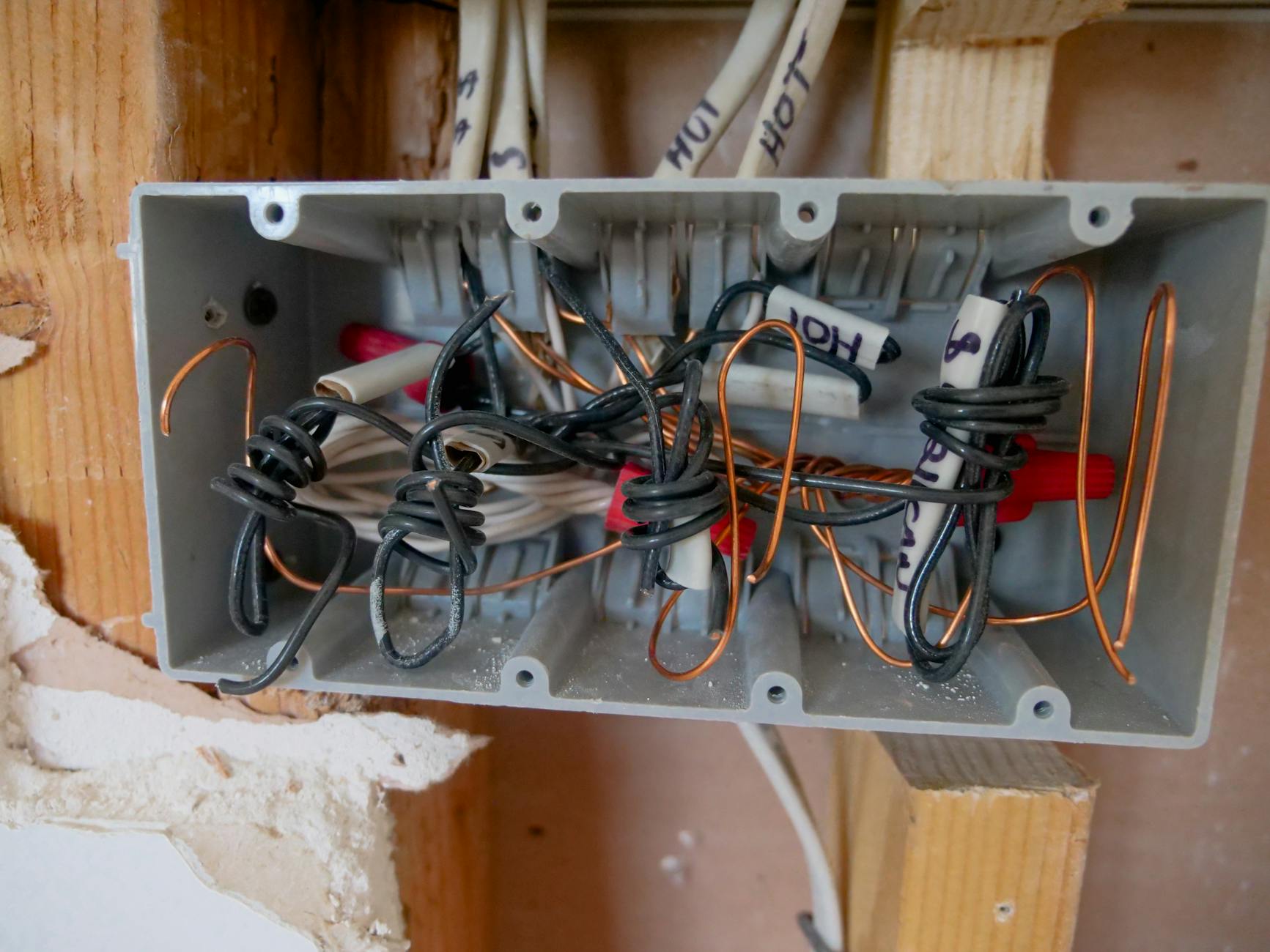 Spolehlivý elektrikář ve Zlínském kraji - oblast Slavičín, Luhačovice, Uherský Brod, Valašské klobouky, Zlín